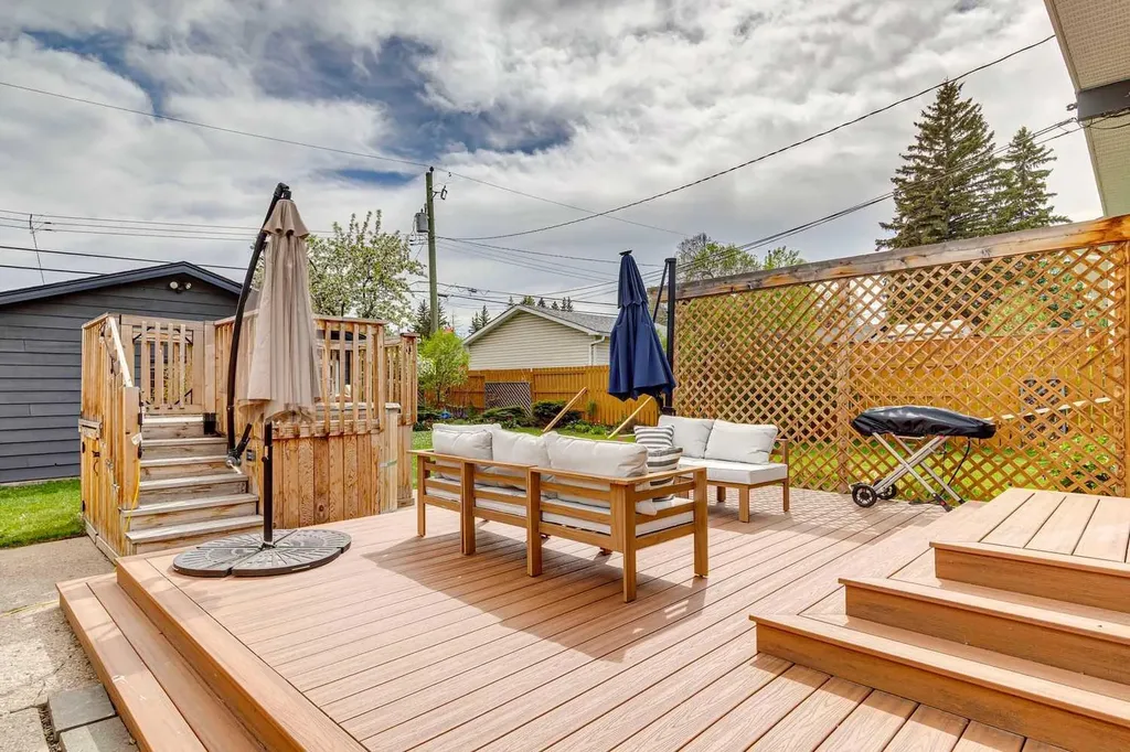 10651 Shillington Crescent SW Calgary AB T2W 0N8