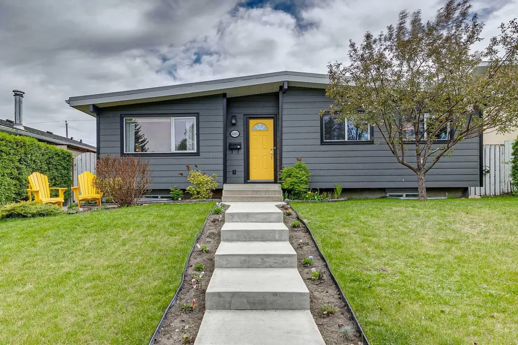 10651 Shillington Crescent SW Calgary AB T2W 0N8