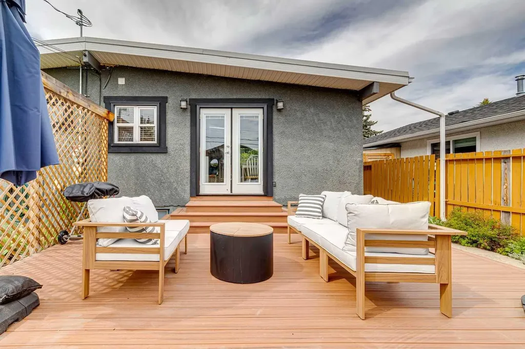 10651 Shillington Crescent SW Calgary AB T2W 0N8