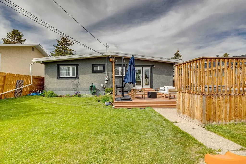 10651 Shillington Crescent SW Calgary AB T2W 0N8