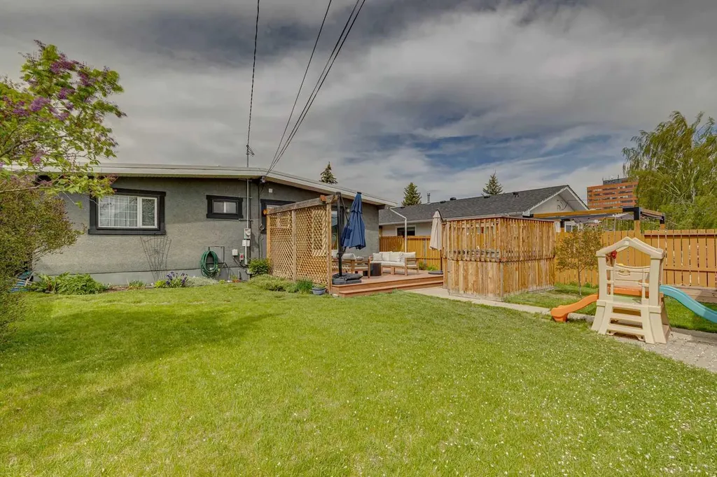 10651 Shillington Crescent SW Calgary AB T2W 0N8