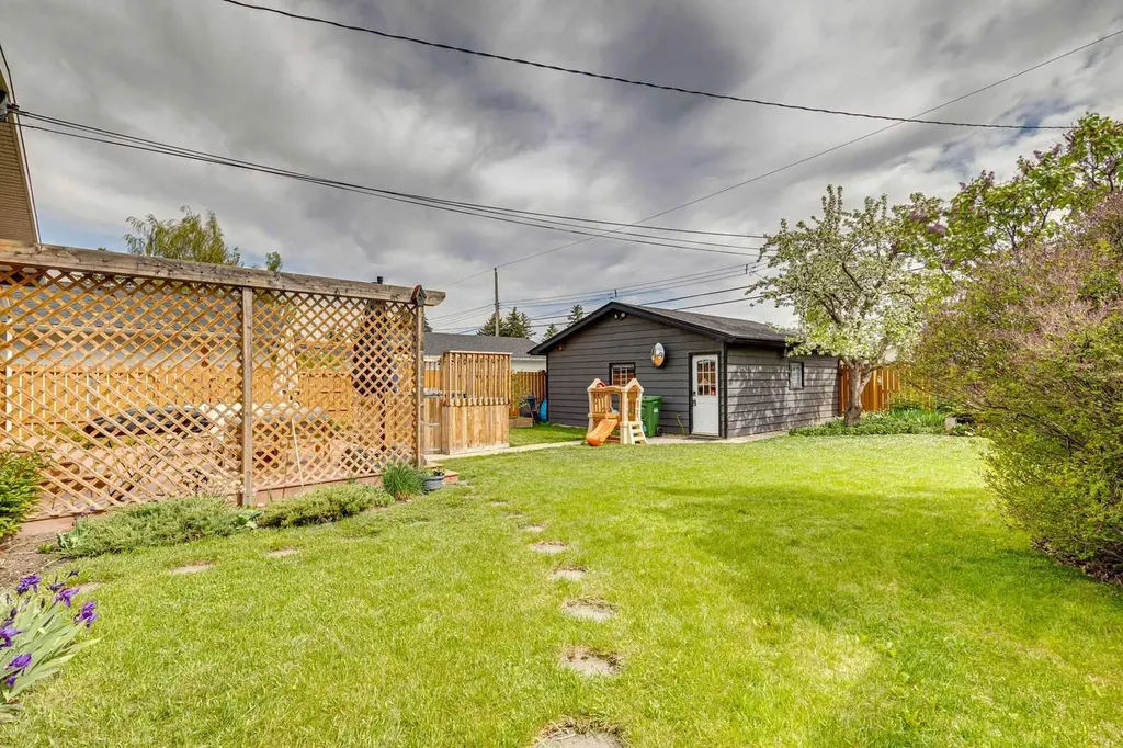 10651 Shillington Crescent SW Calgary AB T2W 0N8