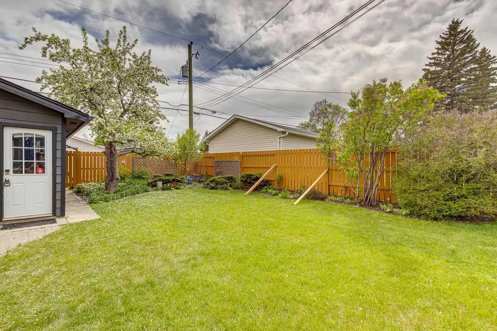10651 Shillington Crescent SW Calgary AB T2W 0N8