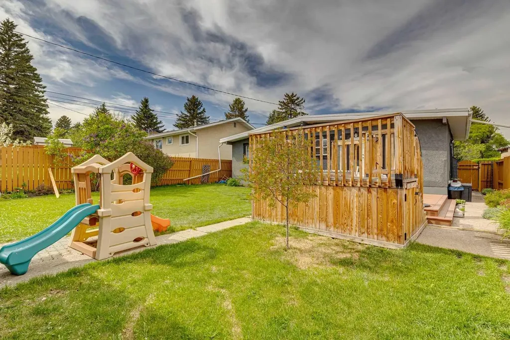 10651 Shillington Crescent SW Calgary AB T2W 0N8