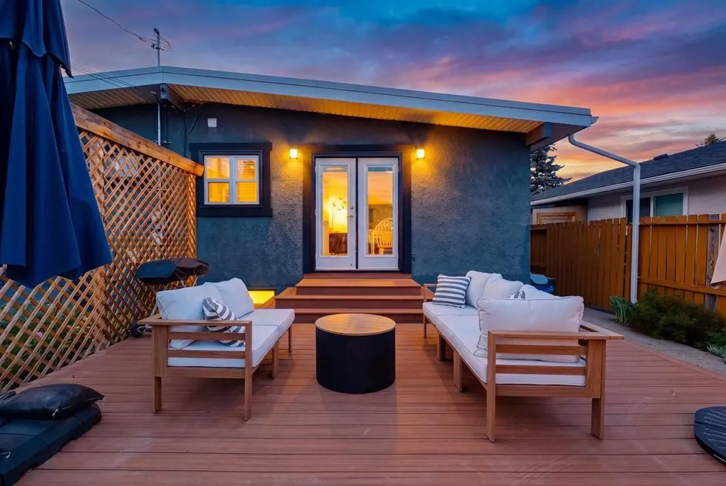 10651 Shillington Crescent SW Calgary AB T2W 0N8