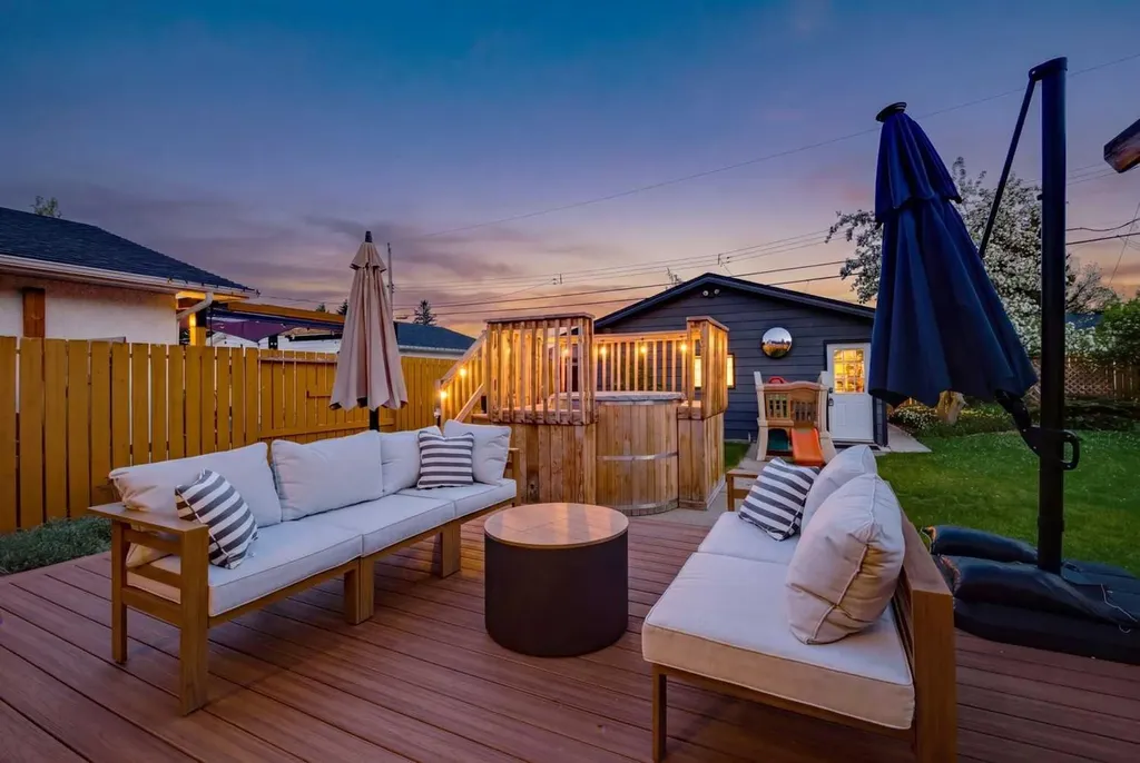 10651 Shillington Crescent SW Calgary AB T2W 0N8