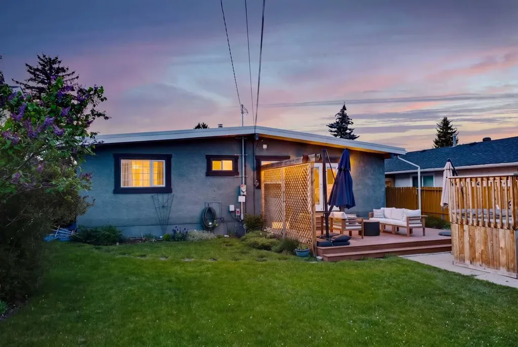 10651 Shillington Crescent SW Calgary AB T2W 0N8