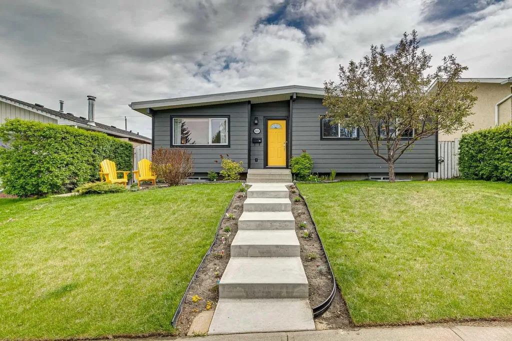 10651 Shillington Crescent SW Calgary AB T2W 0N8