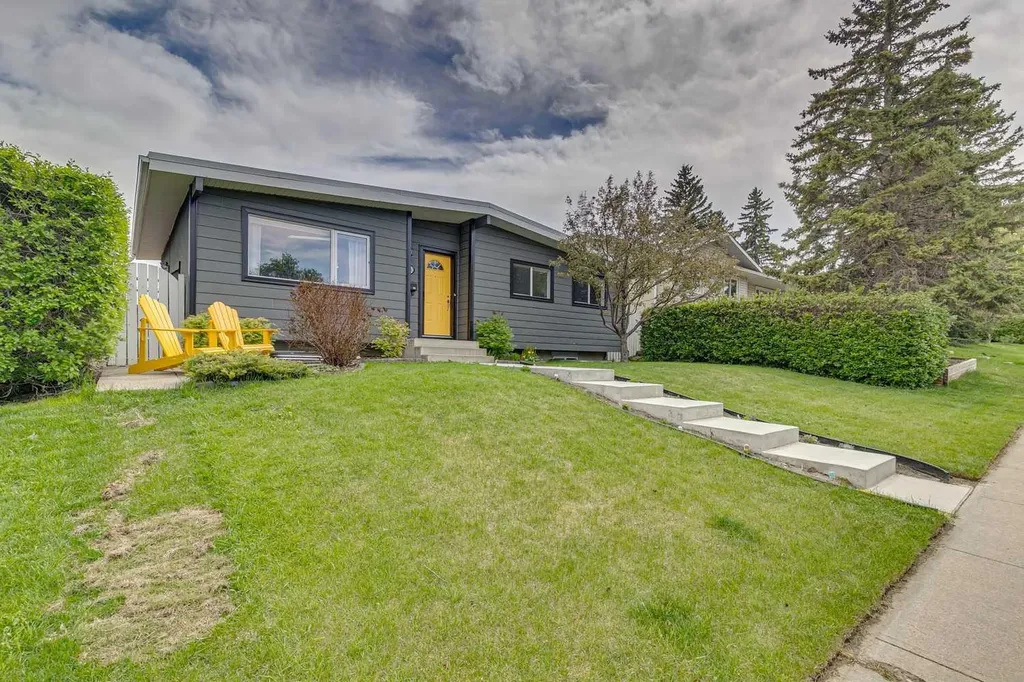 10651 Shillington Crescent SW Calgary AB T2W 0N8