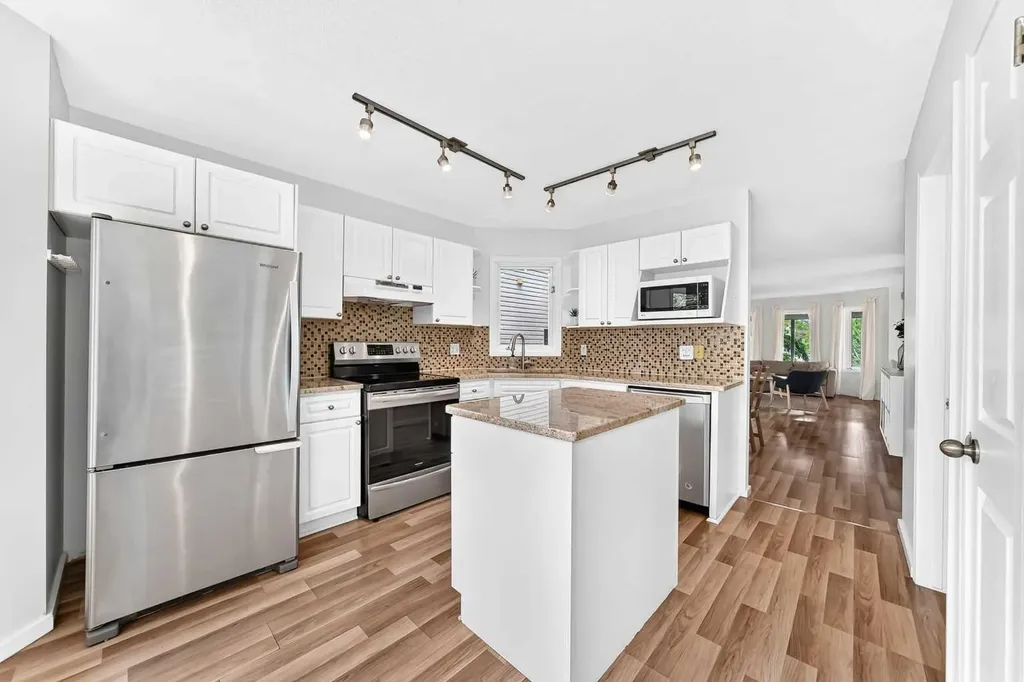 1811 24 Avenue NW Calgary AB T2M 1Z3