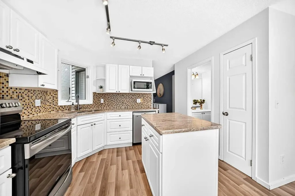 1811 24 Avenue NW Calgary AB T2M 1Z3