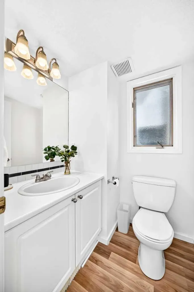 1811 24 Avenue NW Calgary AB T2M 1Z3