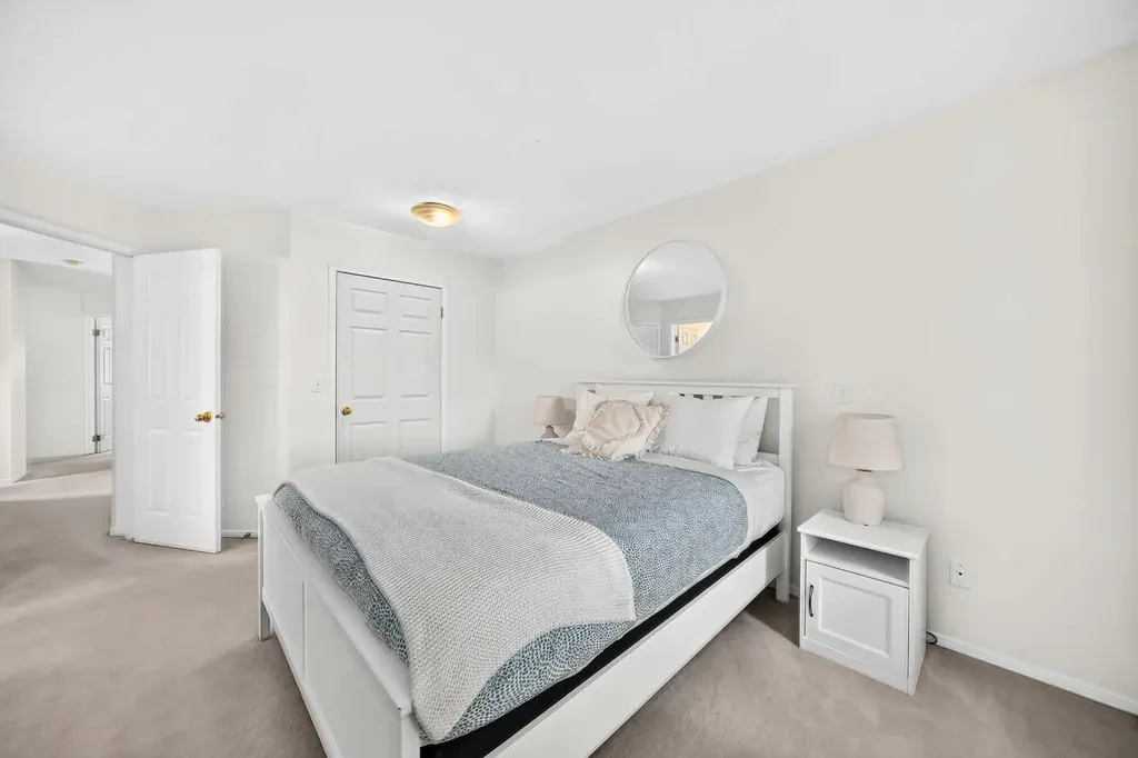 1811 24 Avenue NW Calgary AB T2M 1Z3