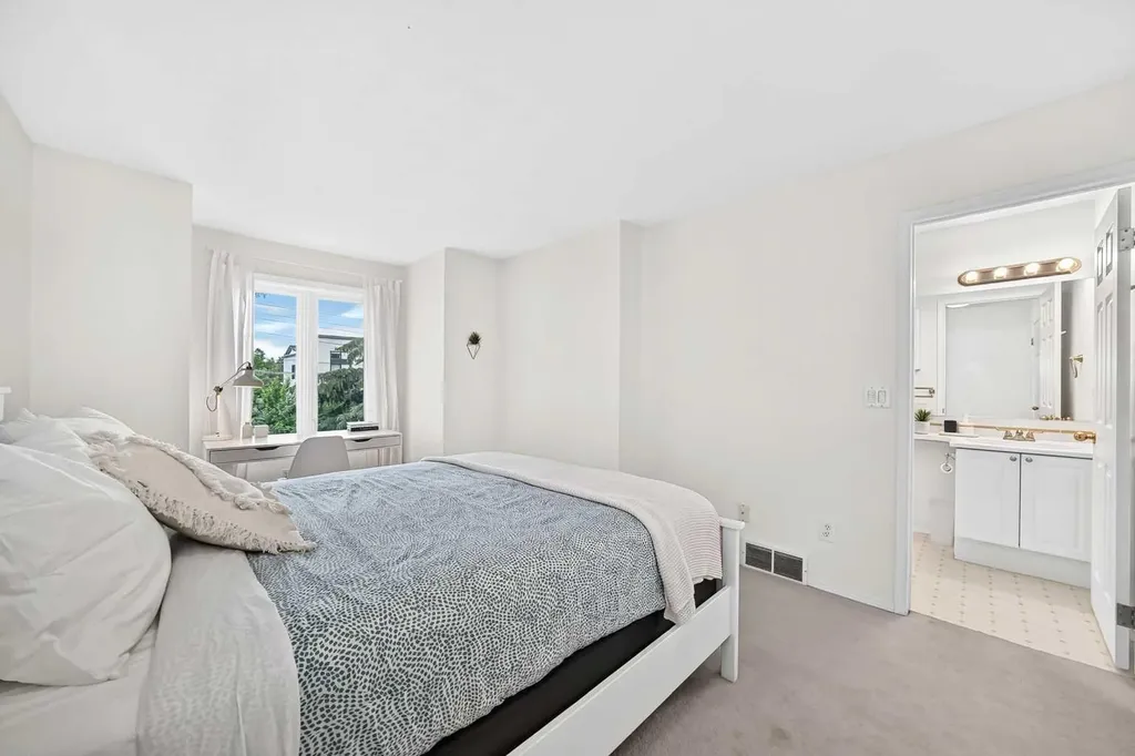 1811 24 Avenue NW Calgary AB T2M 1Z3