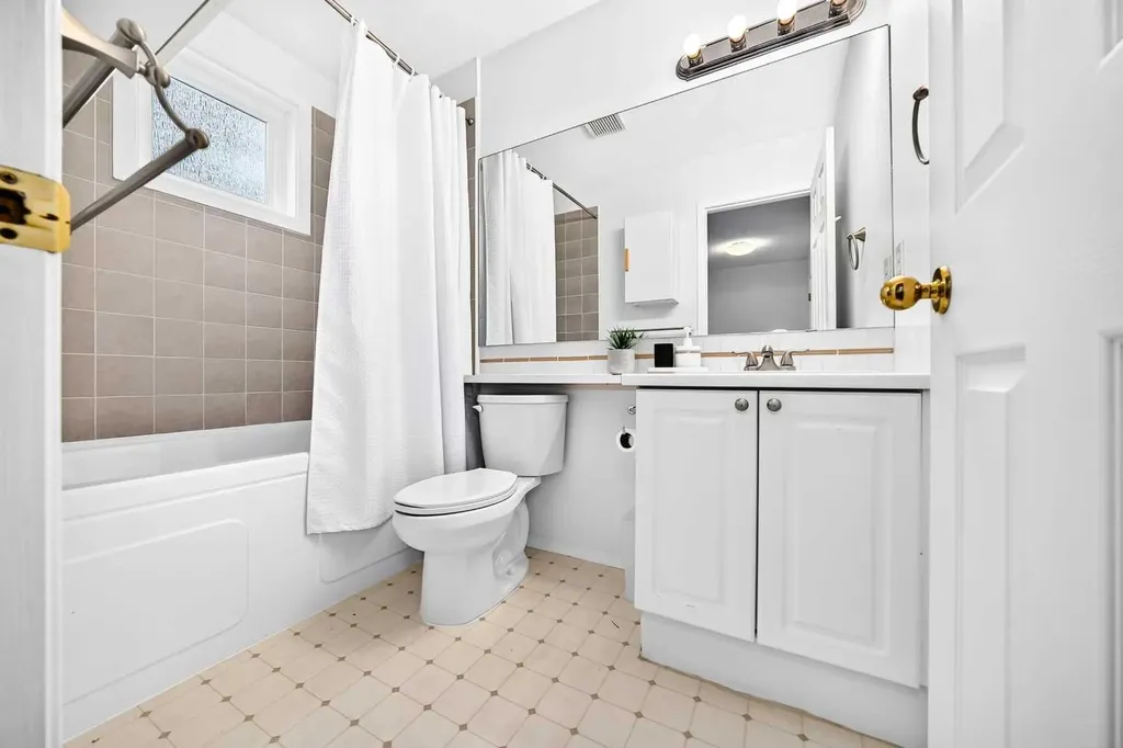 1811 24 Avenue NW Calgary AB T2M 1Z3