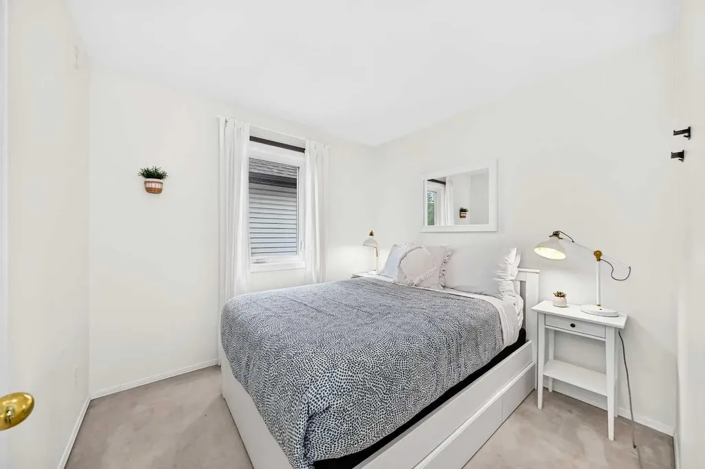 1811 24 Avenue NW Calgary AB T2M 1Z3