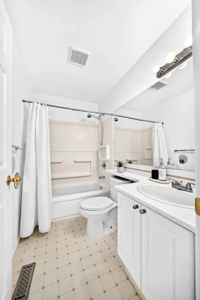 1811 24 Avenue NW Calgary AB T2M 1Z3