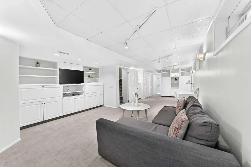 1811 24 Avenue NW Calgary AB T2M 1Z3
