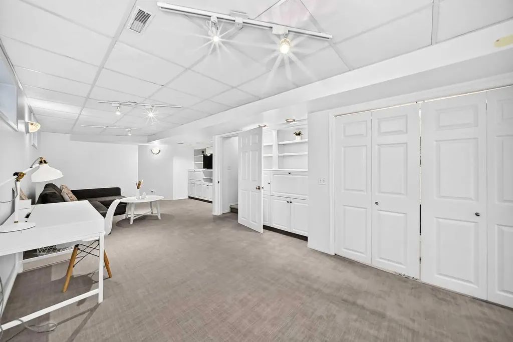 1811 24 Avenue NW Calgary AB T2M 1Z3