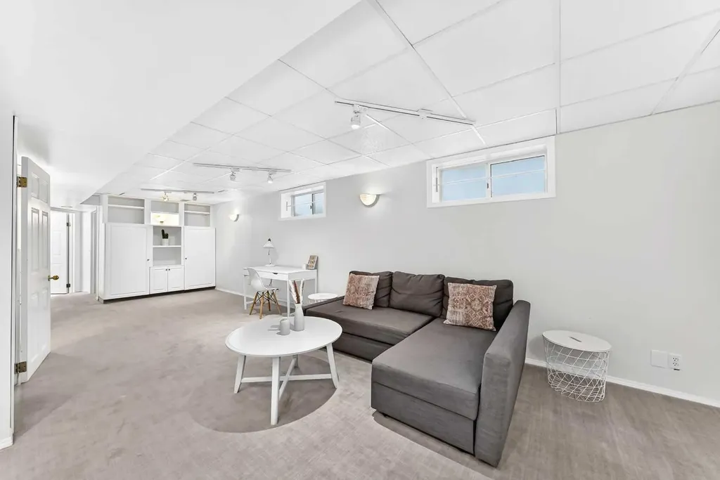 1811 24 Avenue NW Calgary AB T2M 1Z3