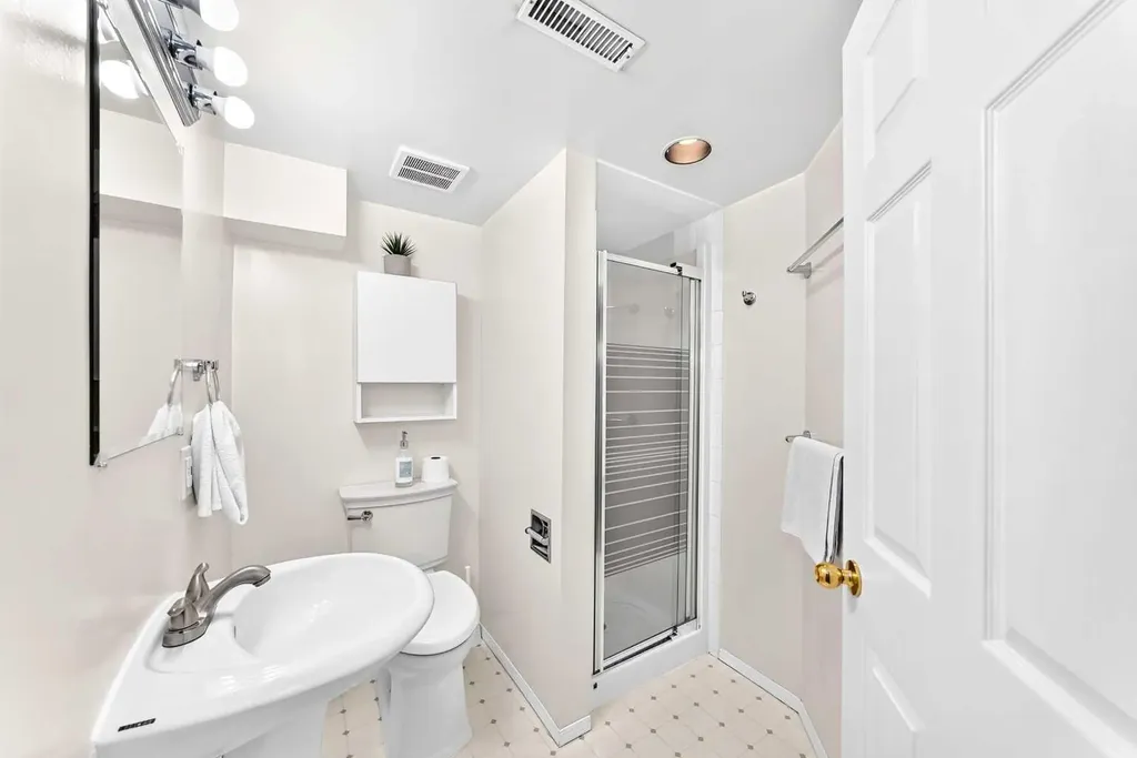 1811 24 Avenue NW Calgary AB T2M 1Z3