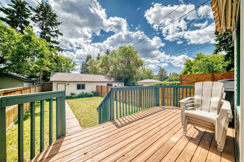 1811 24 Avenue NW Calgary AB T2M 1Z3