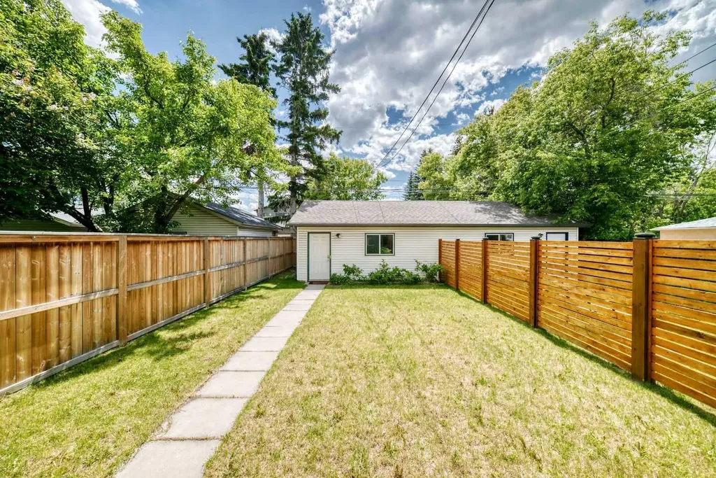 1811 24 Avenue NW Calgary AB T2M 1Z3