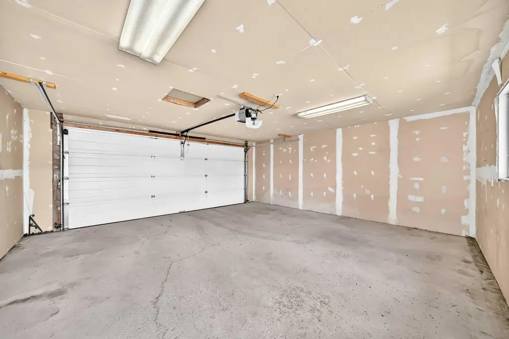 1811 24 Avenue NW Calgary AB T2M 1Z3