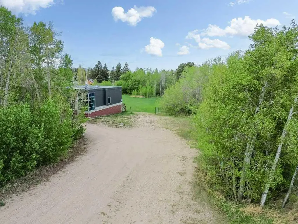 1810 25 Avenue Delburne AB T0M 0V0