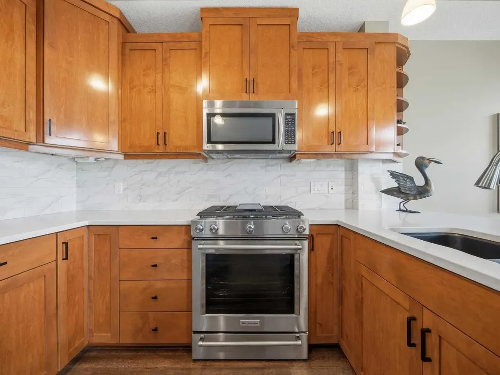 14 Hemlock Crescent SW Calgary AB T3C2Z1