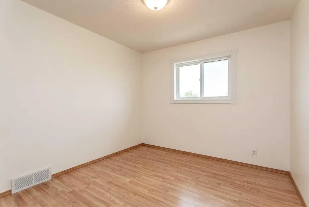 14 Lincoln Park Lacombe AB T4L 1P3