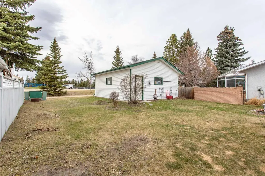 14 Lincoln Park Lacombe AB T4L 1P3