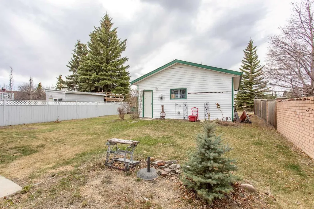 14 Lincoln Park Lacombe AB T4L 1P3