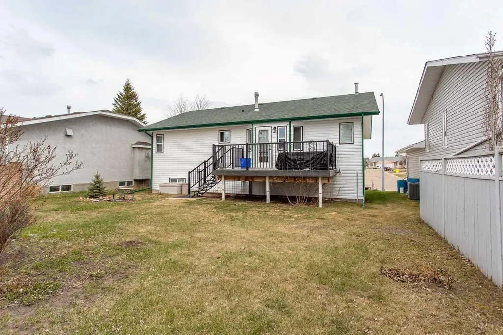 14 Lincoln Park Lacombe AB T4L 1P3