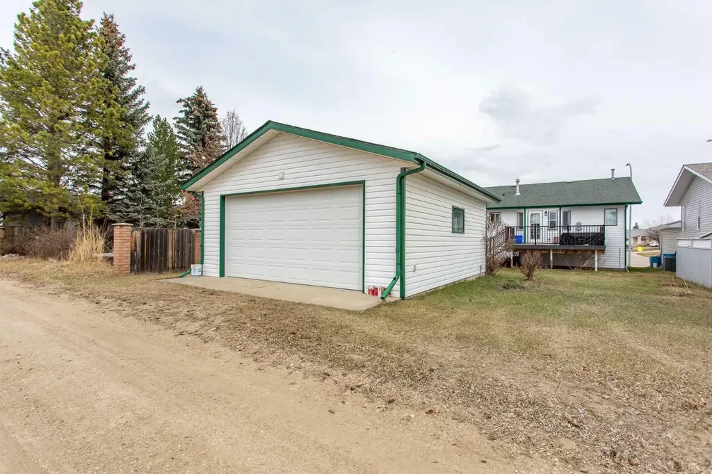 14 Lincoln Park Lacombe AB T4L 1P3