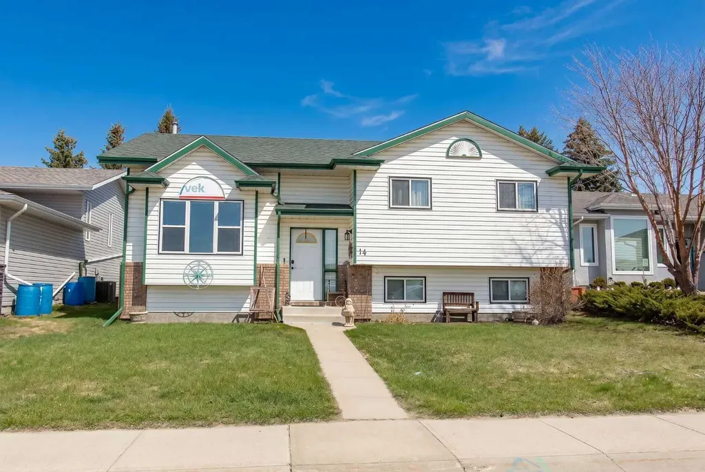 14 Lincoln Park Lacombe AB T4L 1P3