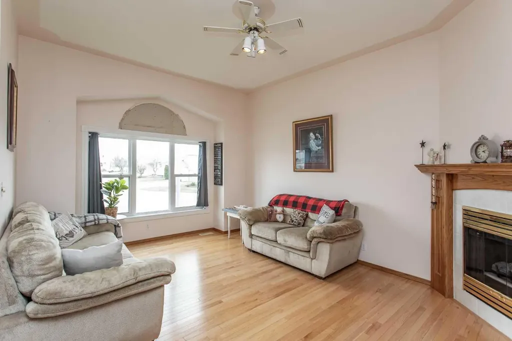 14 Lincoln Park Lacombe AB T4L 1P3