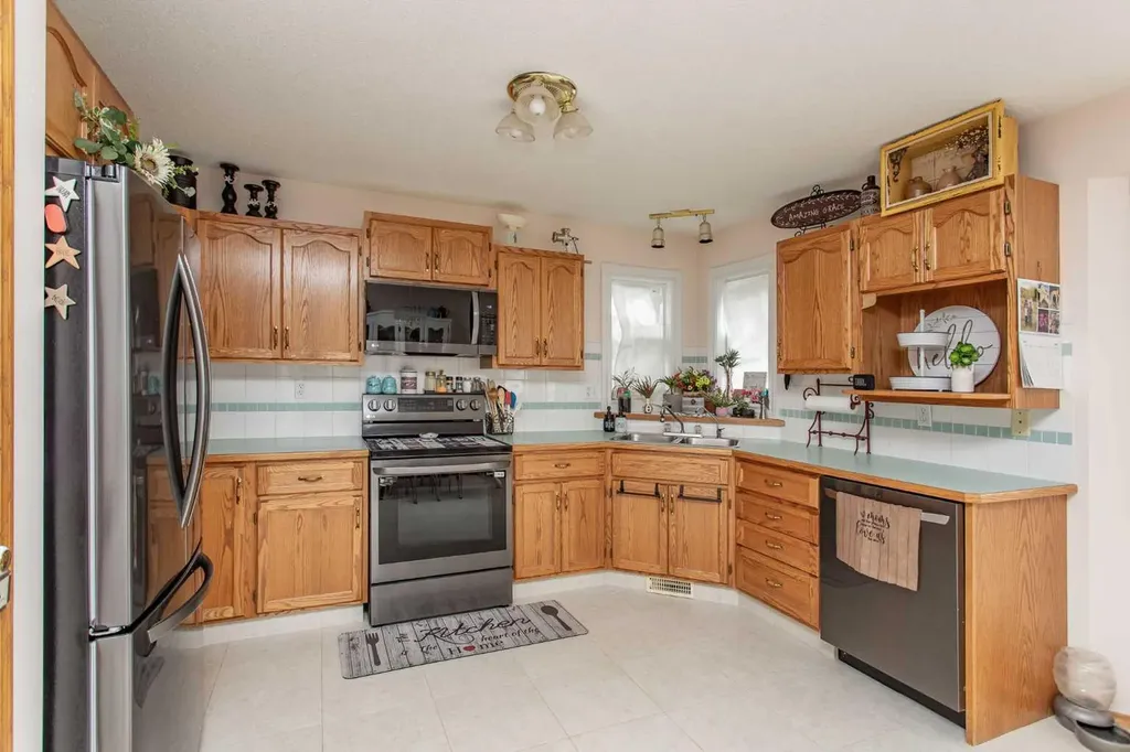 14 Lincoln Park Lacombe AB T4L 1P3