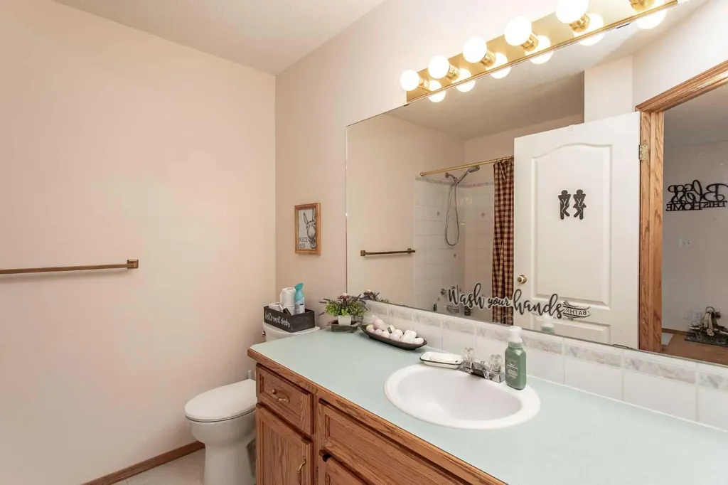14 Lincoln Park Lacombe AB T4L 1P3