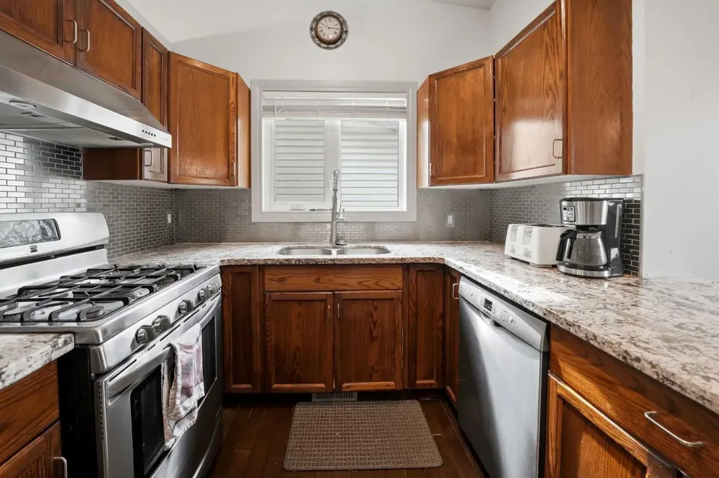 76 Dixon Crescent Red Deer AB T4R 2H5
