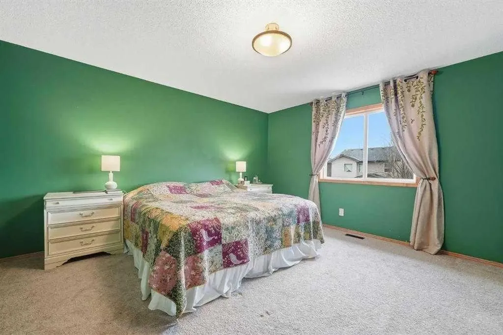 62 New Brighton Circle SE Calgary AB T2Z 4B3
