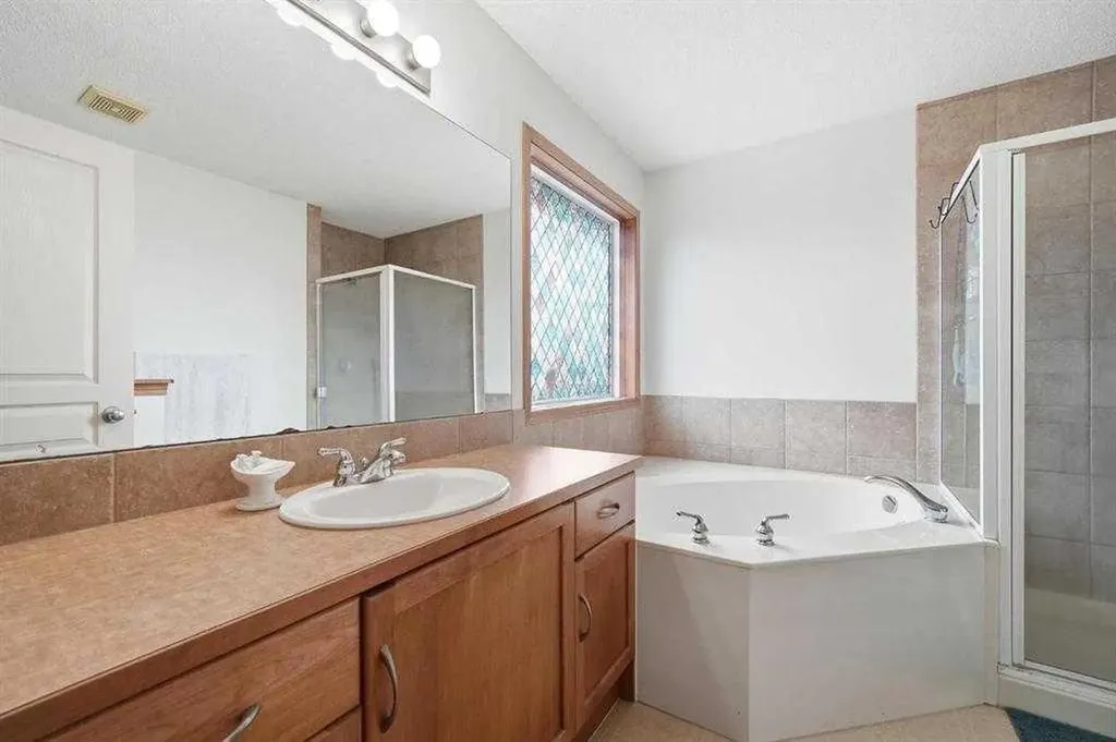 62 New Brighton Circle SE Calgary AB T2Z 4B3