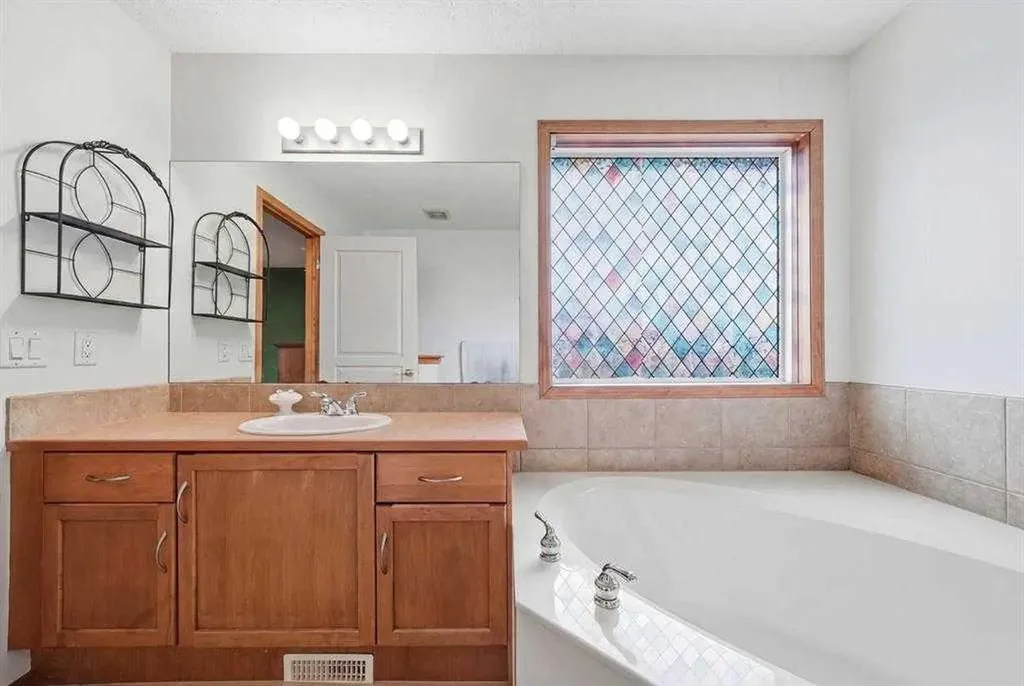 62 New Brighton Circle SE Calgary AB T2Z 4B3