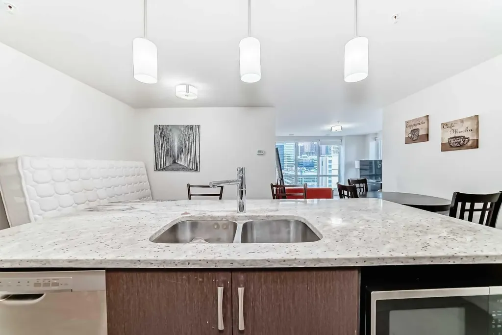 303 13 Avenue SW Calgary AB T2R 0Y9