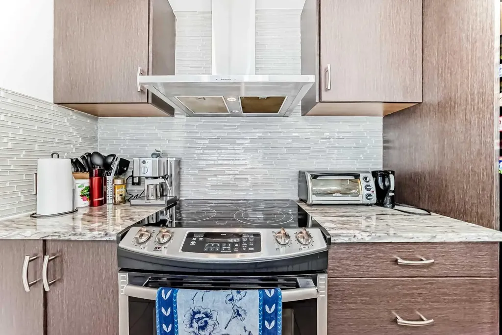 303 13 Avenue SW Calgary AB T2R 0Y9