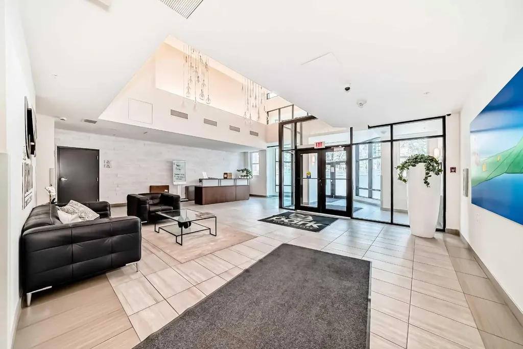 303 13 Avenue SW Calgary AB T2R 0Y9