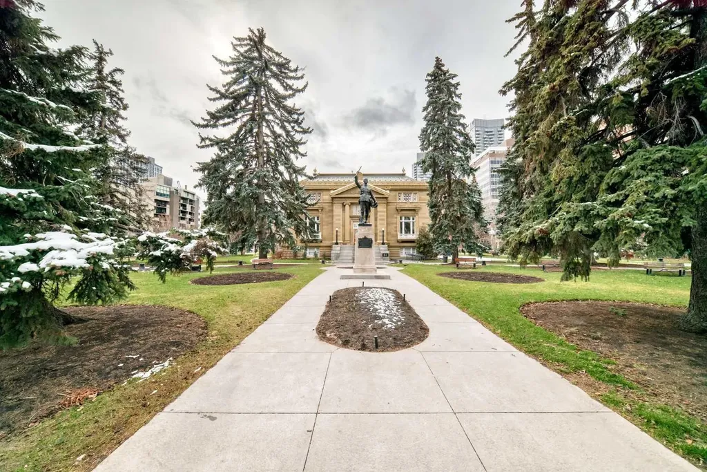 303 13 Avenue SW Calgary AB T2R 0Y9