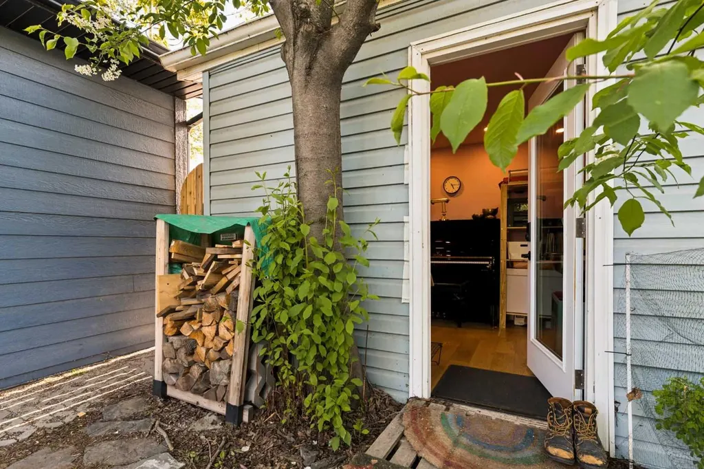 2305 15a Street SE Calgary AB T2G 3N3