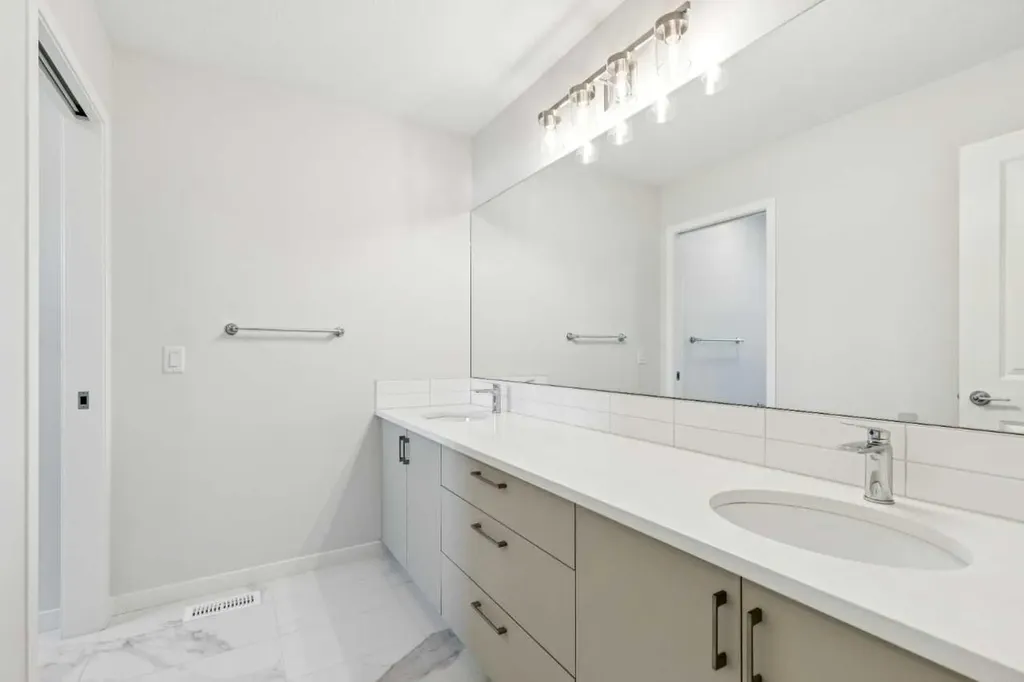 38 Annette Green NW Calgary AB T3R2B5