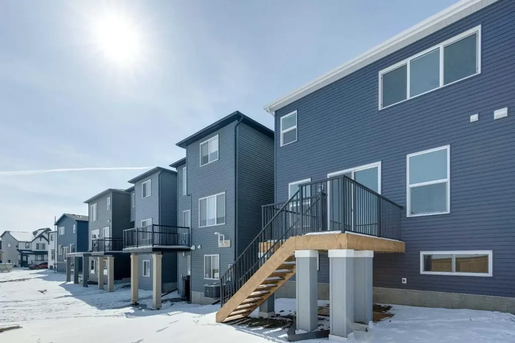 38 Annette Green NW Calgary AB T3R2B5